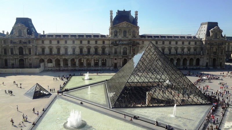 Pyramide du Louvre à Paris