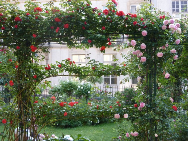 square-st-gilles-paris-romantique-marais-jardin-caché-paris-zigzag