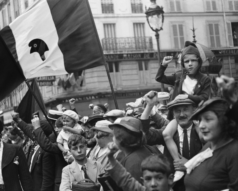 Pendant le défilé de la victoire du Front populaire, rue Saint-Antoine