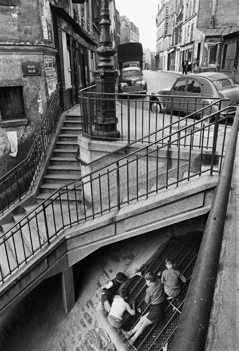 Gamins de Belleville, sous l'escalier de la rue Vilin, Paris, 1959