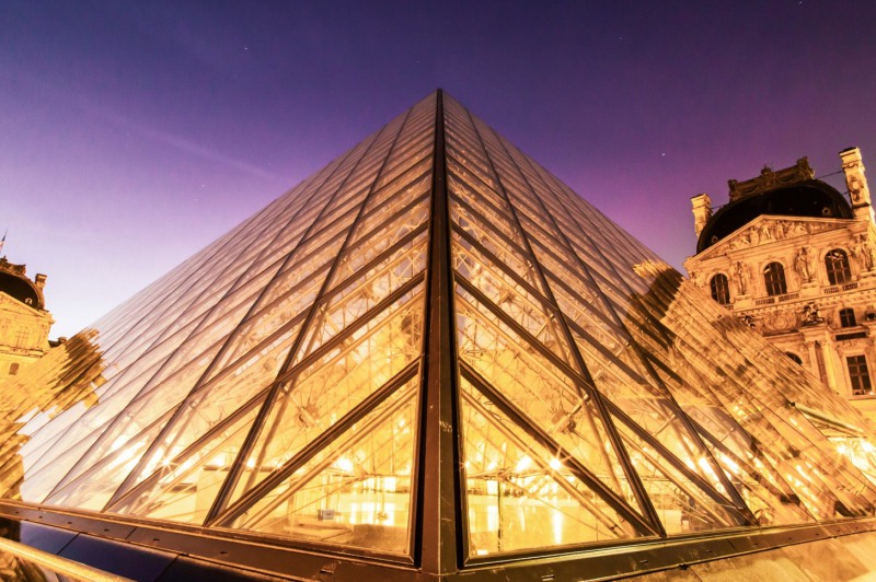 Louvre-Pyramide-paris-zigzag