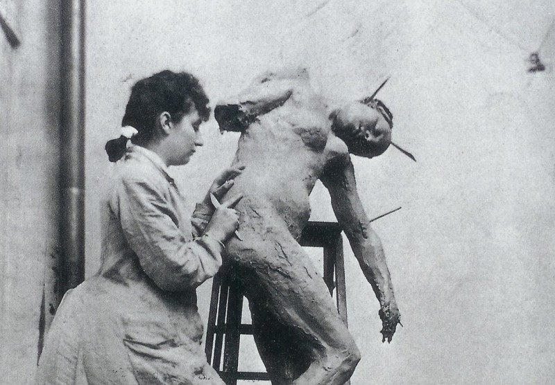 Camille Claudel dans son atelier, 1887 - © William Elborne