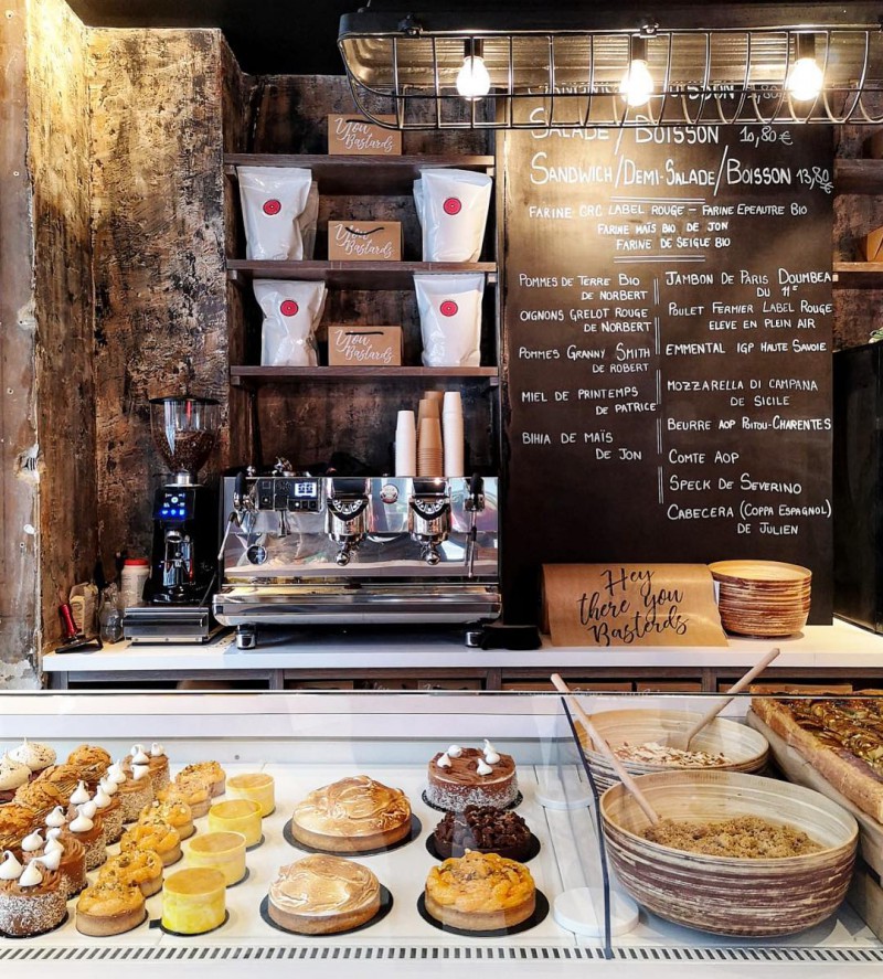 Au comptoir, les pâtisseries fines sont présentées comme des bijoux. Instagram @the_french-bastards