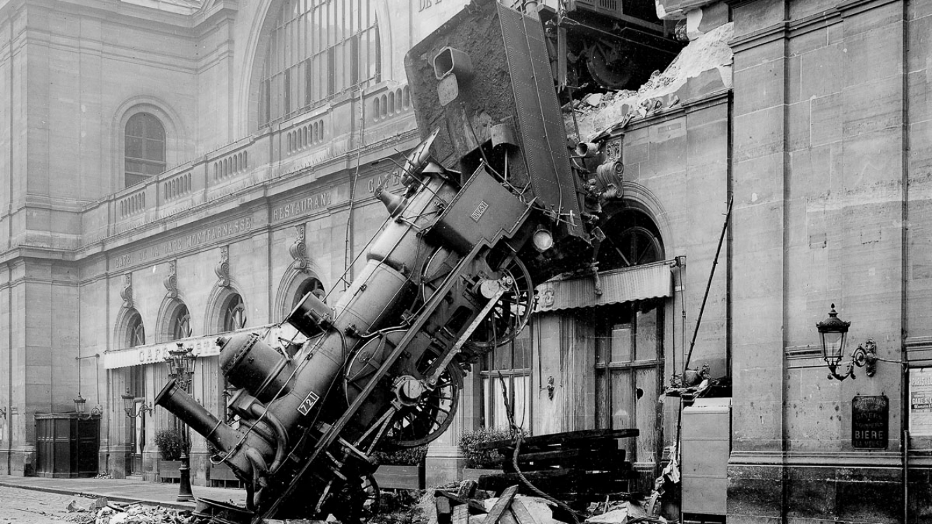 En 1895, un train transperçait la façade de la gare Montparnasse – Paris  ZigZag | Insolite & Secret