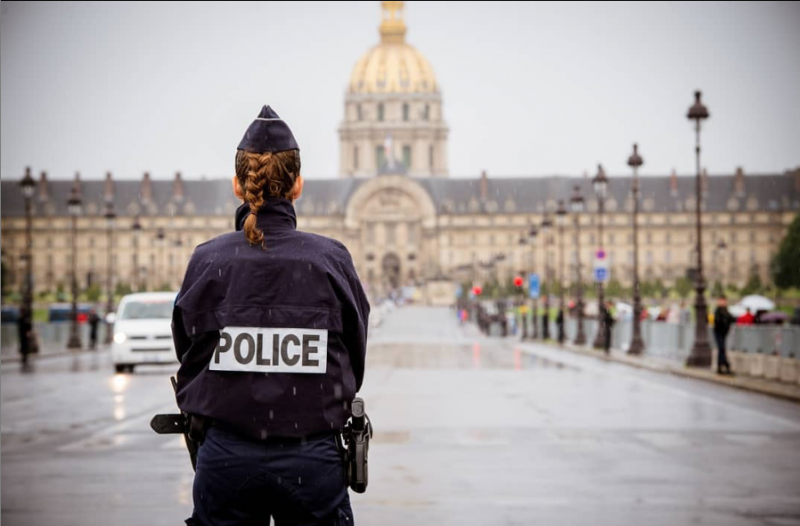 police-invalides-paris-zigzag