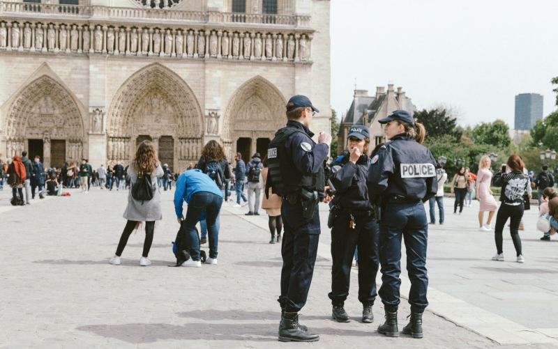 police-paris-zigzag