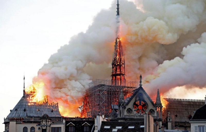 Incendie-Notre-Dame-de-Paris-paris-zigzag © Pierre Suu / Getty