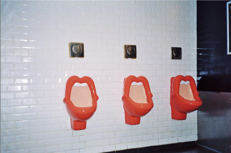 toilettes-belushi-paris-zigzag