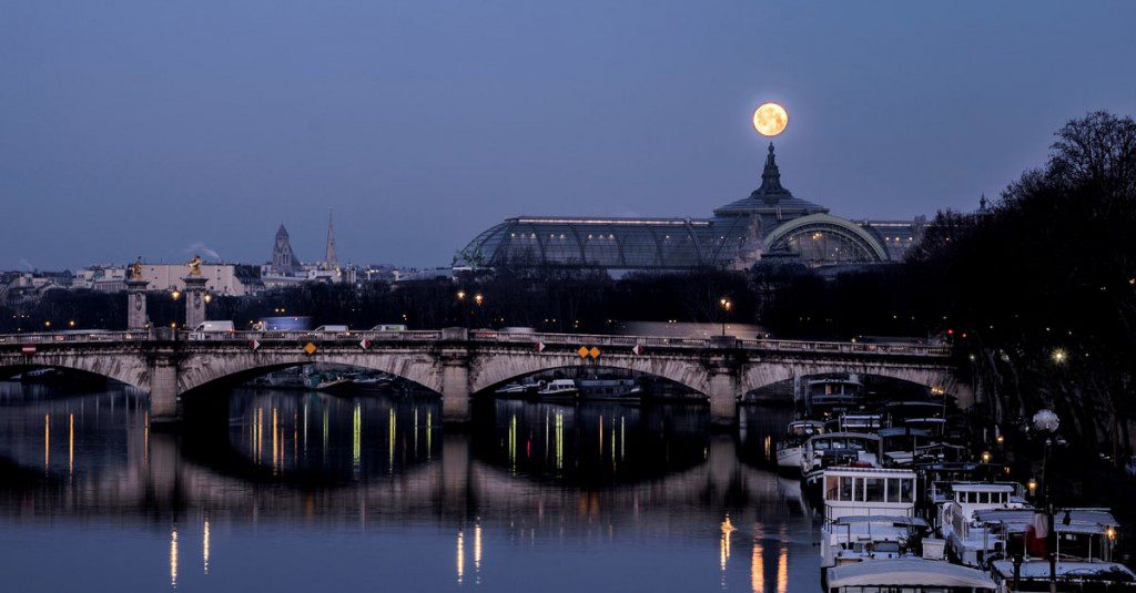 Lune sur le Grand Palais de Paris