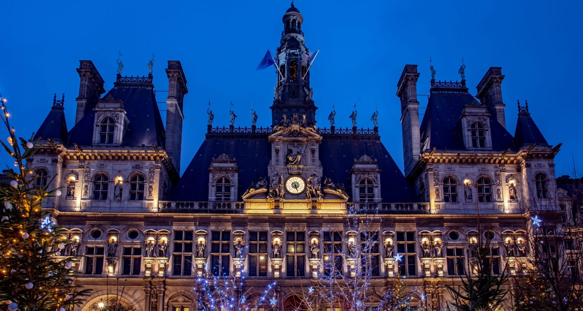 Illuminations de Noël à l'Hôtel de ville de Paris © Andrei Ianovskii