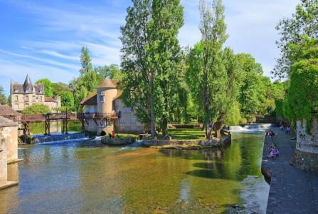 Un village pittoresque en pleine nature © andre quinou