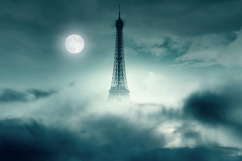 Lune derrière la Tour Eiffel à Paris