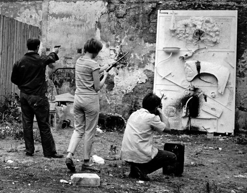 Niki de Saint Phalle, Tir – séance 26 juin, 1961 – Paris, Impasse Ronsin© 2008 Niki Charitable Art Foundation Photo © Roy Lichtenstein Foundation