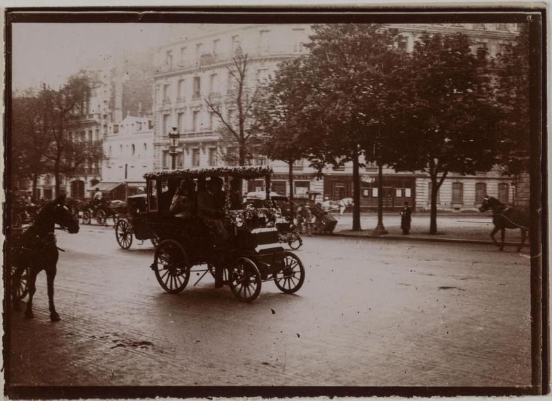 Voiture automobile dans une rue de Paris, fin 19e