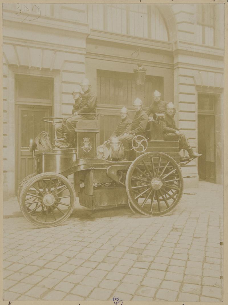 Première automobile des Pompiers de Paris