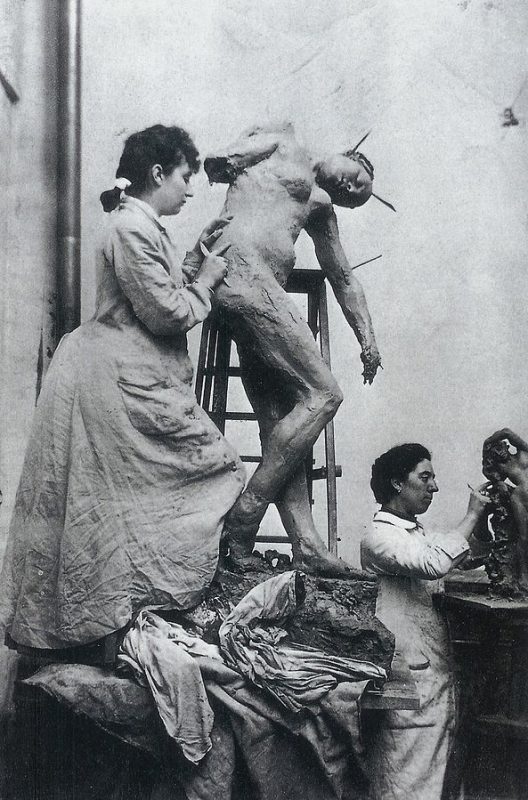 Camille Claudel et Jessie Lipscomb au second plan, dans leur atelier. Photographie de William Elborne.