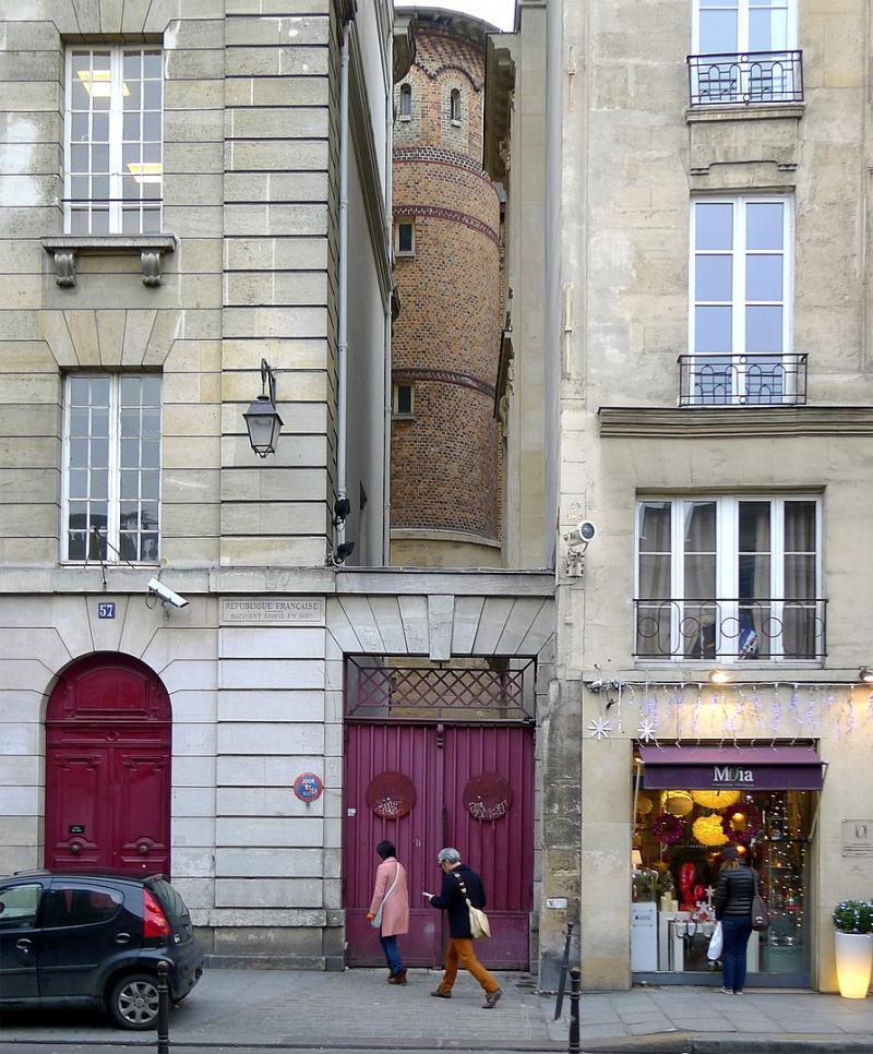 Vue d'une tour de l'enceinte de Philippe Auguste depuis la rue des Francs-Bourgeois