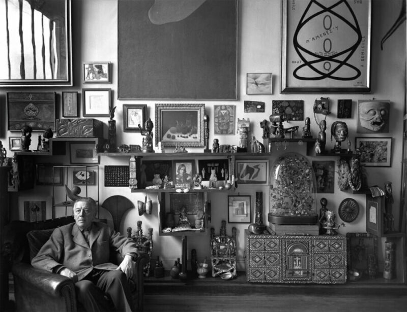 André Breton dans son appartement - © Sabine Weiss
