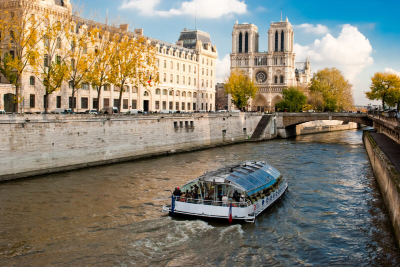 Vue de la cathédrale Notre-Dame de Paris, depuis la Seine