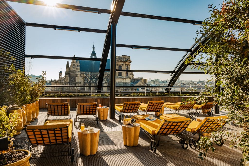 Le bar-rooftop Madame Rêve est le spot idéal pour prendre le soleil au cœur de Paris ! Crédit : Madame Rêve