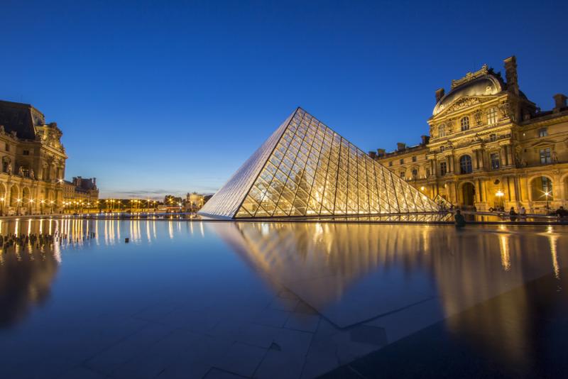 Vue sur la pyramide du musée du Louvre.