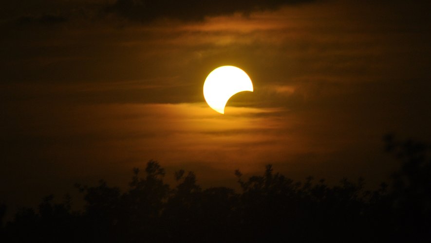 éclipse-solaire-partielle-observatoire-de-paris-en-direct-à-voir-2022-paris-zigzag