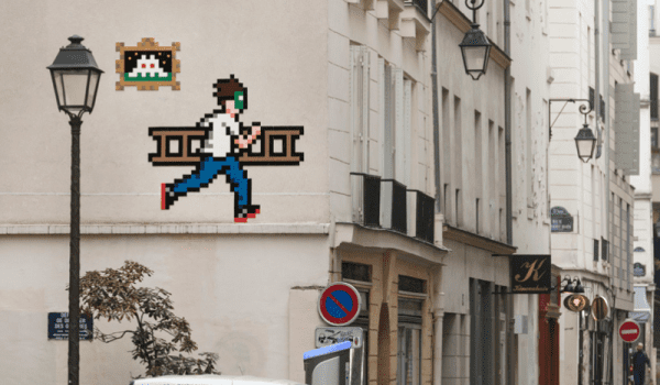 Invader est un artiste de street-art spécialisé dans la mosaique. Crédit : Invader