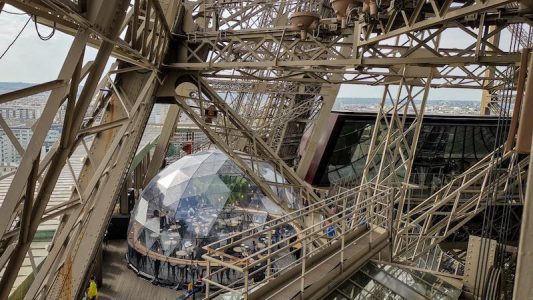 bulle-transparente-tour-eiffel-paris-zigzag
