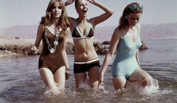 Jeunes femmes en maillots de bain, fin des années 1960.