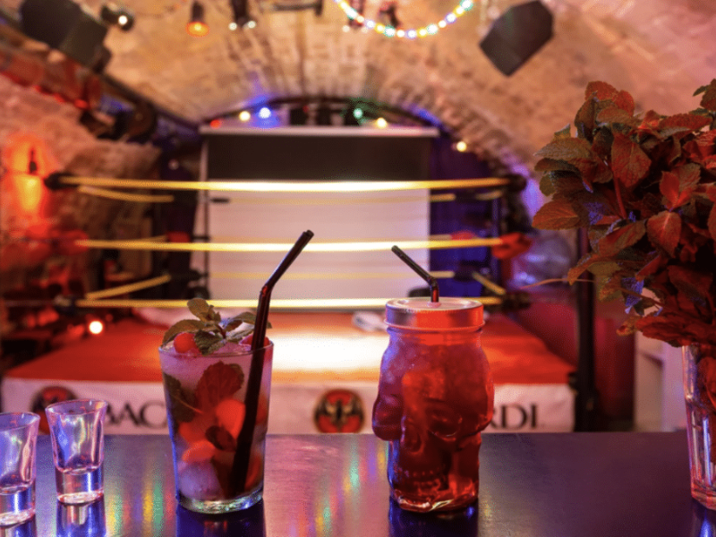 Le bar Lucha Libre possède son propre ring où défier ses amis ! Crédit : Lucha Libre