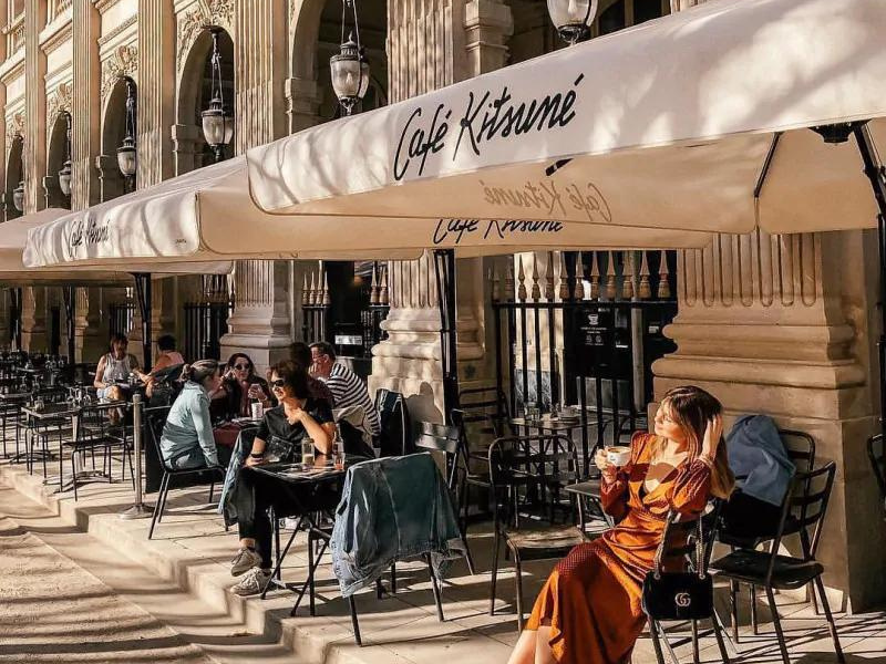 La café Kitsuné a l'un des meilleurs spots de la capitale : au coeur du Palais Royal ! Crédit : Café Kitsuné via Instagram