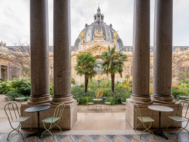Le musée du Petit Palais propose un café où boire un verre à l'abri des palmiers. Source : Franck Legros / Shutterstock.com