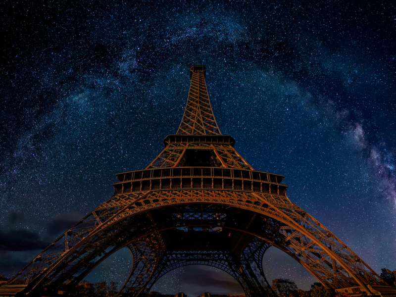 La tour Eiffel de nuit - © Shutterstock