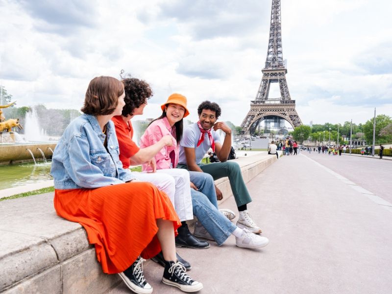 Des étudiants devant la Tour Eiffel