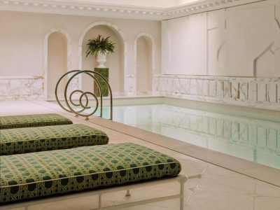 Le spa du Saint James Hôtel est plongé dans un décor gréco-romain. Crédit : Hôtel Saint-James via Instagram