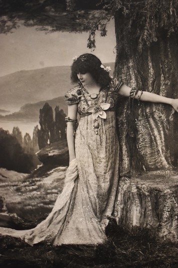 Sarah Bernhardt dans Izeyl - © Romane Fraysse