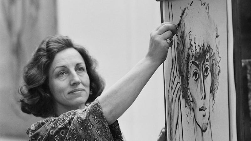 Françoise Gilot en 1970 dans le studio de l'artiste Jean-Denis Maillart. ©Getty - Michel Ginfray/Sygma
