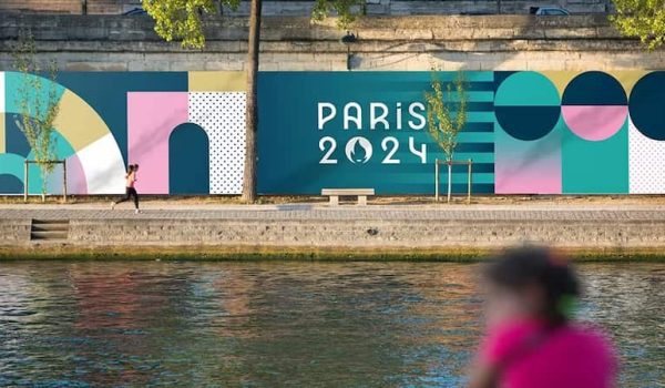 Affiche des Jeux olympiques de Paris 2024 sur les quais - © Jean-Baptiste Gurliat/Ville de Paris