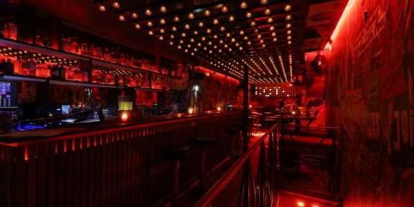 Le Charlotte Club, un bar dansant qui nous tient dans sa toile !