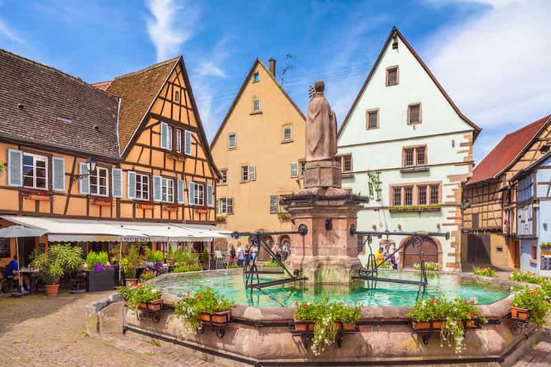 Une fontaine d'Eguisheim © canadastock