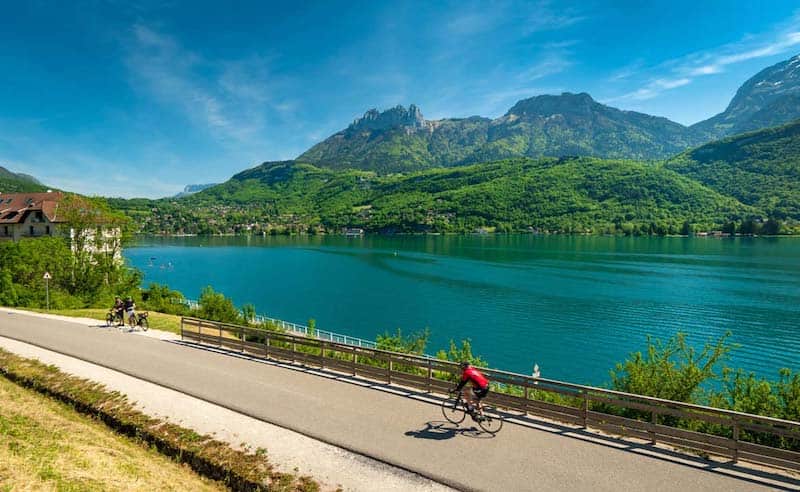 La voie verte pour des balades à vélo à Annecy © Lac Annecy Tourisme / Gilles Piel