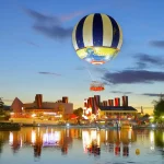 Vol au-dessus du lac avec vue sur le parc Disneyland © PanoraMagique