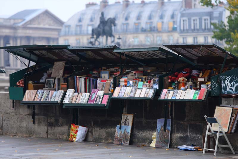 bouquinistes des quais de Seine à Paris © Sergii Rudiuk