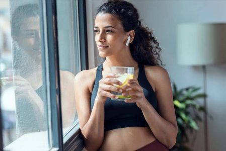 Femme écoutant de la musique, Shutterstock - Josep Suria