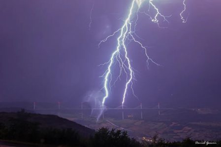 Orage du 7 juillet 2023 au dessus du Viaduc de Millau, par Daniel Gauvin