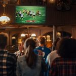 La Coupe de monde masculine de rugby dans un bar © Gorodenkoff / Shutterstock