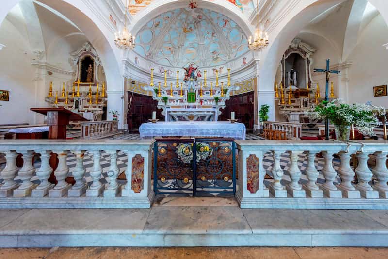 L'intérieur de l'église Saint Marie-Majestueuse de Bonifacio © Mairie de Bonifacio