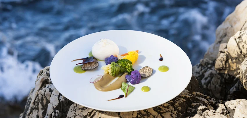 Restaurant perché sur un rocher à Nice © Le Plongeoir