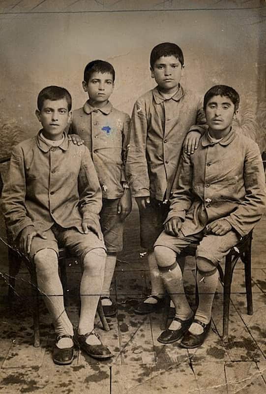 Missak Manouchian avec son frère Karapet Manouchian (main droite sur son épaule) et deux autres enfants, à l'orphelinat.