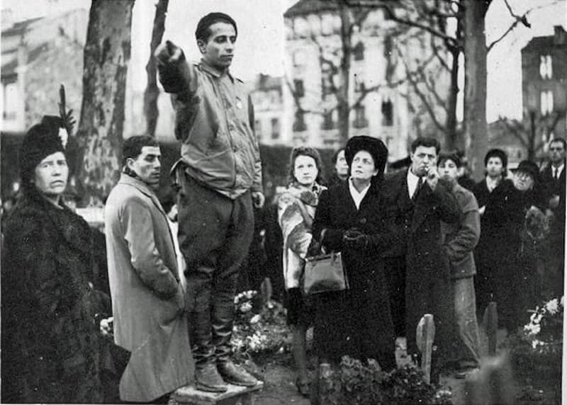 Arsène Tchakarian (au centre) lors de la première cérémonie après la libération de la France en l'honneur des fusillés du groupe Manouchian au cimetière d'Ivry.
